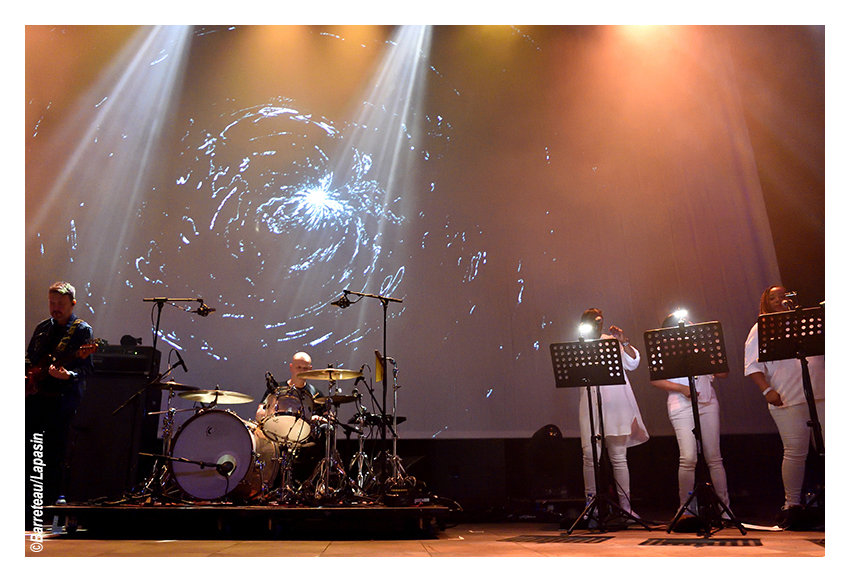 Les photos de SPIRITUALIZED en concert le 04 mai 2024 au Fuzz Club à Eindhoven aux Pays-Bas.